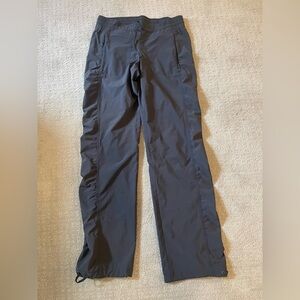 Athleta sz 2 gray cargo long lightweight pant pockets athletic elastic waist